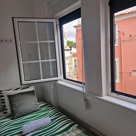 In Alfama- Beco De Sao Miguel Лиссабон