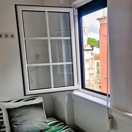 In Alfama- Beco De Sao Miguel Lisbona