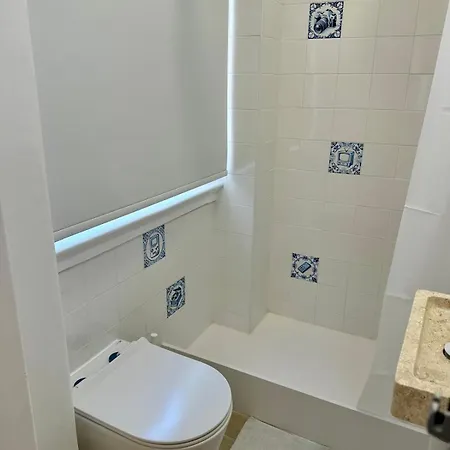 In Alfama- Beco De Sao Miguel * Lisbona